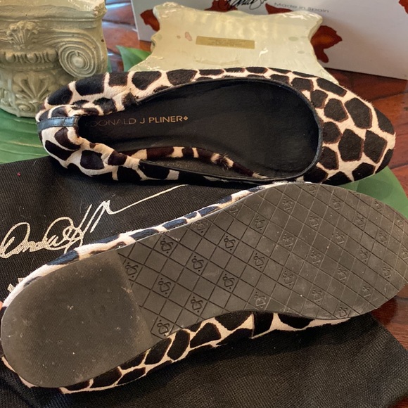 Donal Pliner—Hair on giraffe print flat 7.5 - Picture 2 of 3